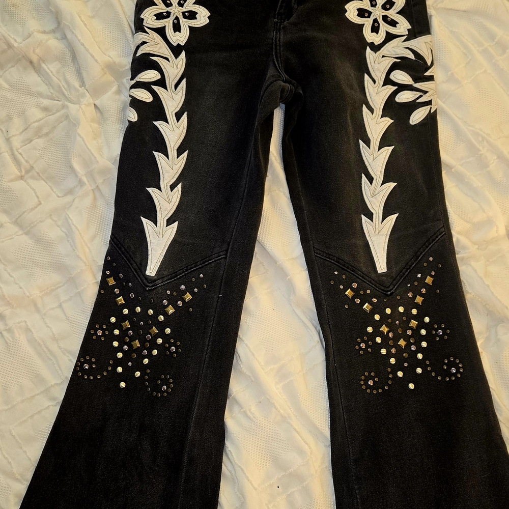 Austin Landing Black Denim Jeans With Whitw Floral Embroidered Design